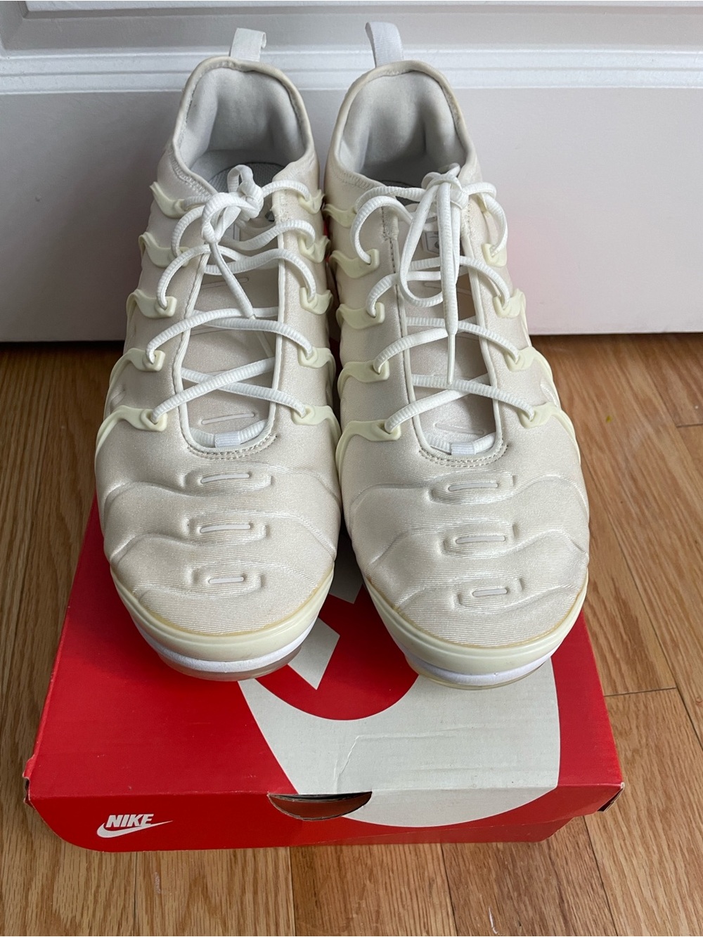 Nike Men's Cream and White Low-Top Sneakers size 13 / worn once / like new